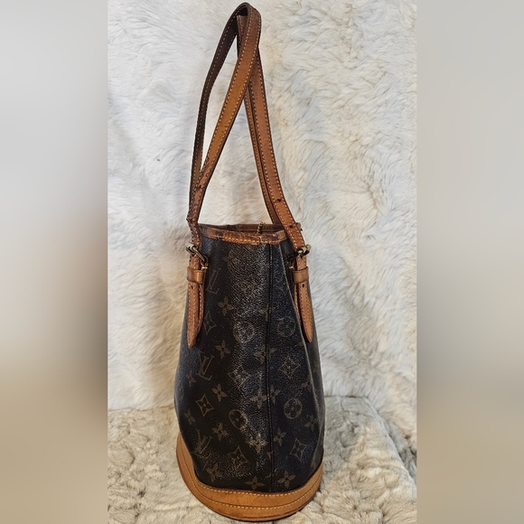 Louis Vuitton Monogram Petit Bucket Bag. - Picture 4 of 16